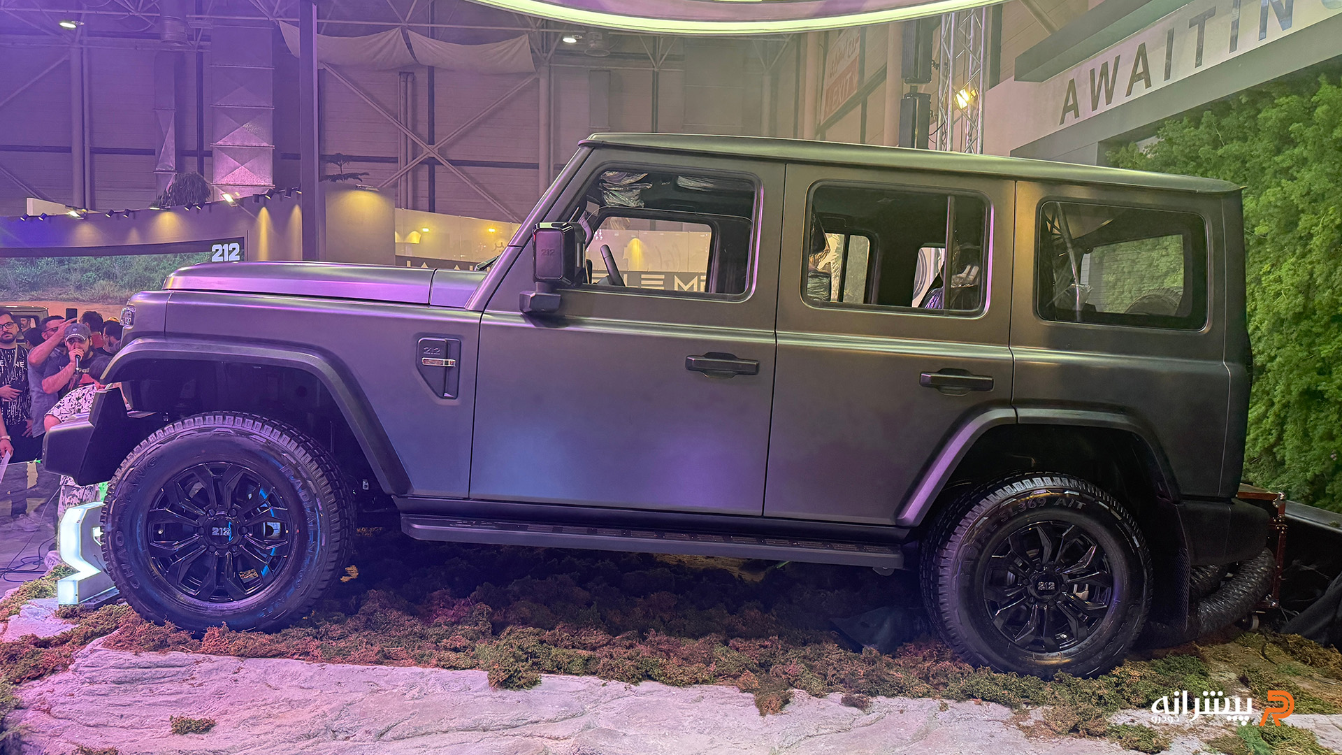 نمای کنار ماشین ۲۱۲ در نمایشگاه خودرو مشهد