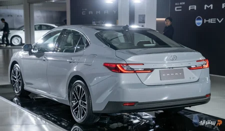 نمای عقب تویوتا کمری هیبرید ۲۰۲۴