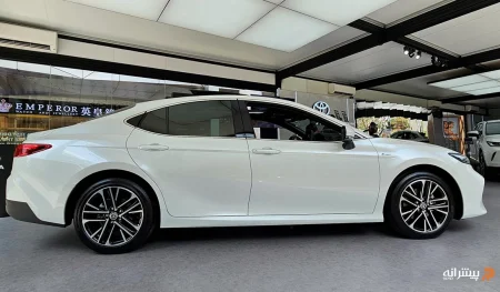 نمای کناری تویوتا کمری هیبرید ۲۰۲۴