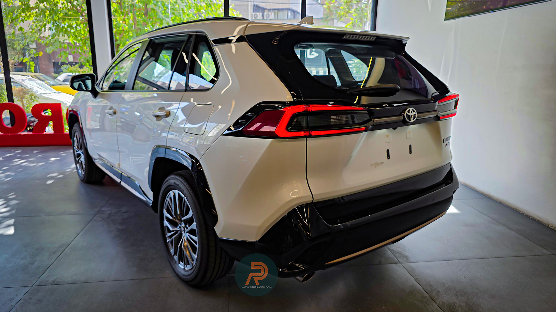 نمای عقب ماشین تویوتا وایدلندر