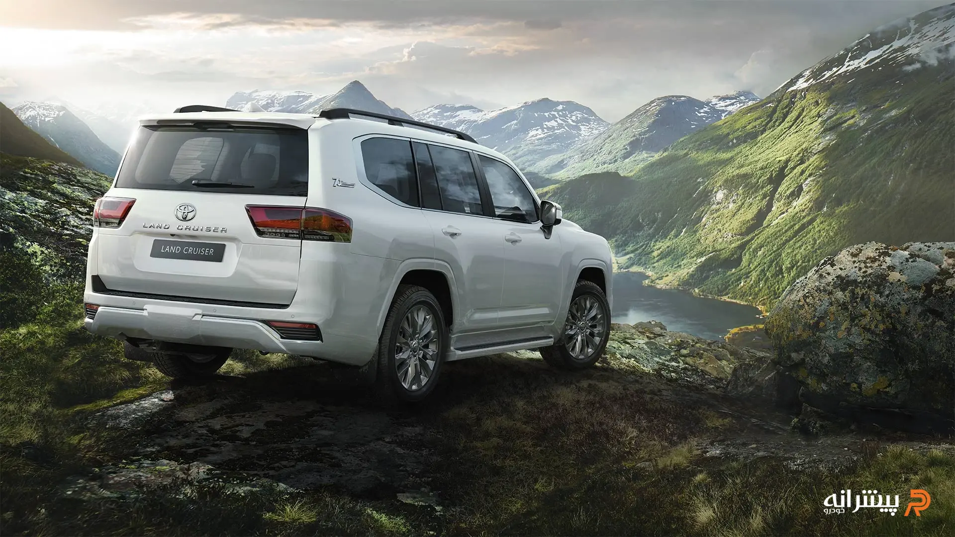 نمای عقب تویوتا لندکروزر سری ۳۰۰