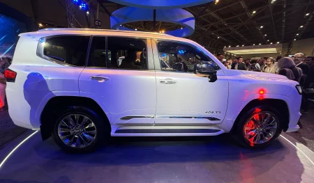 نمای کناری لندکروزر اتاق ۳۰۰ شش سیلندر در نمایشگاه اصفهان ۱۴۰۴