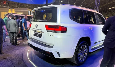 نمای عقب لندکروزر اتاق ۳۰۰ شش سیلندر در نمایشگاه اصفهان ۱۴۰۴