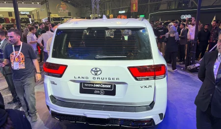 عقب لندکروزر اتاق ۳۰۰ شش سیلندر در نمایشگاه اصفهان ۱۴۰۴