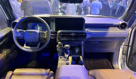 داشبورد لندکروزر اتاق ۳۰۰ شش سیلندر در نمایشگاه اصفهان ۱۴۰۴