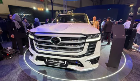 جلوی لندکروزر اتاق ۳۰۰ شش سیلندر در نمایشگاه اصفهان ۱۴۰۴