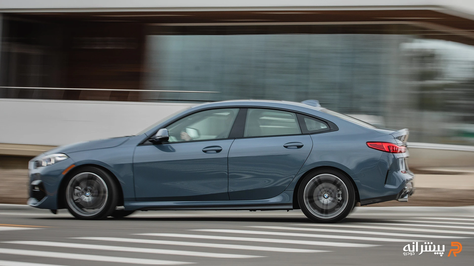 نمای کناری بی ام و 225L